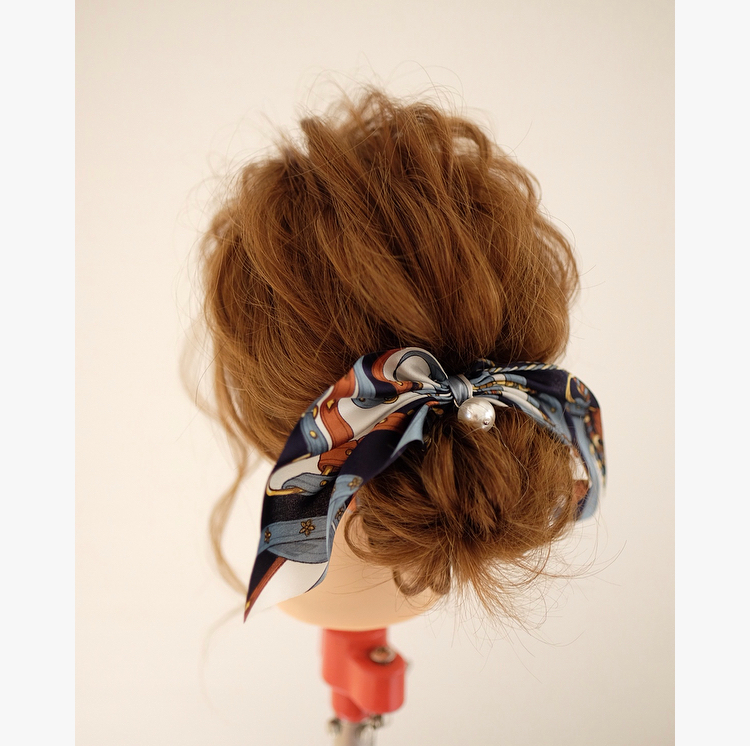 シュシュを使った簡単なヘアアレンジのやり方を動画と写真で解説 髪型