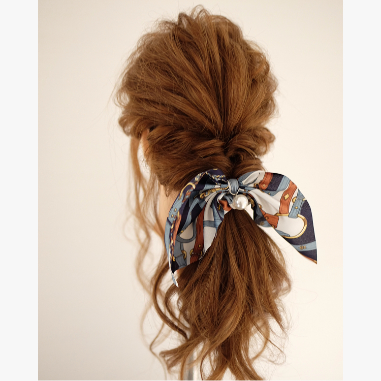 シュシュを使った簡単なヘアアレンジのやり方を動画と写真で解説 髪型